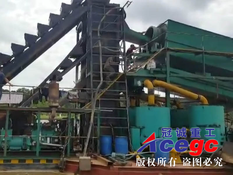 巴布亚淘金选矿船现场